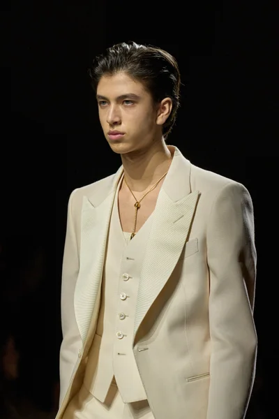 Look 15